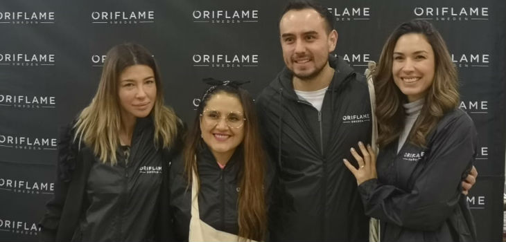 Vanesa Borghi y Francisca Merino se tomaron Metro Baquedano para ofrecer trabajos