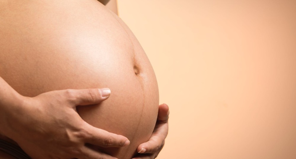 Será madre y abuela: el curioso caso de mujer que le prestó el útero a su hijo para que fuera papá