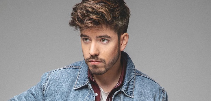 Cantante español quiso disimular su 'fracaso' en recital sumando público con Photoshop: lo pillaron