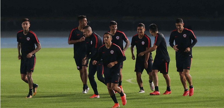 alexis sanchez y arturo vidal serian titulares ante uruguay