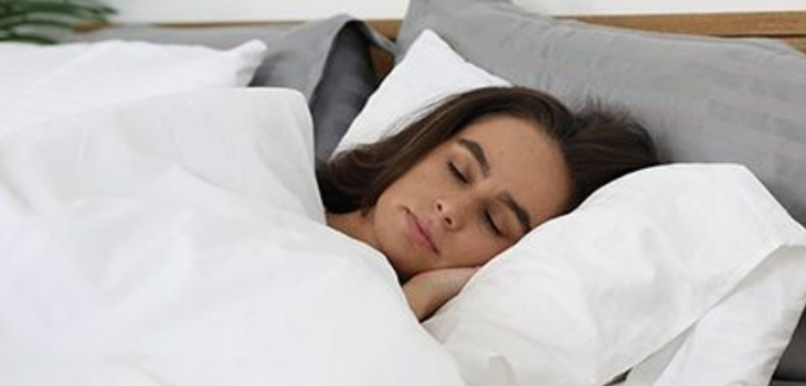 ¿Por qué no deberías dormir con la televisión encendida? Estudio afirma que podría afectar tu peso