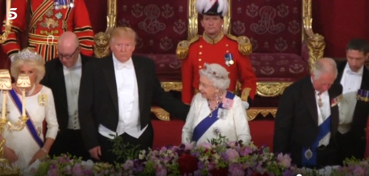 trump pone su mano en la espalda de la reina isabel