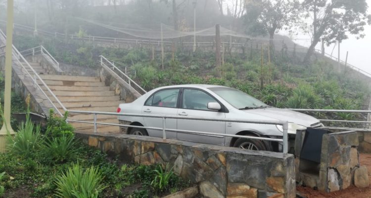 Confundió una escalera con la calle: hombre dañó Fuerte Histórico de Nacimiento tras caer con su auto