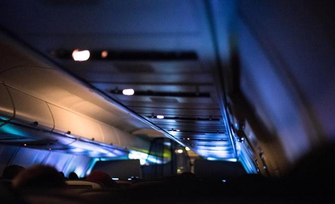 Pasajera se quedó dormida en un avión tras viaje y despertó a oscuras dentro de la nave