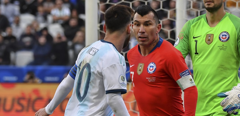 Gary Medel recibió castigo por incidente con Messi: suspendido por un partido y deberá pagar multa