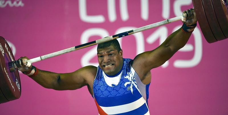 Pesista cubano sufrió terrorífico momento en los Panamericanos: le cayó encima barra con 211 kilos