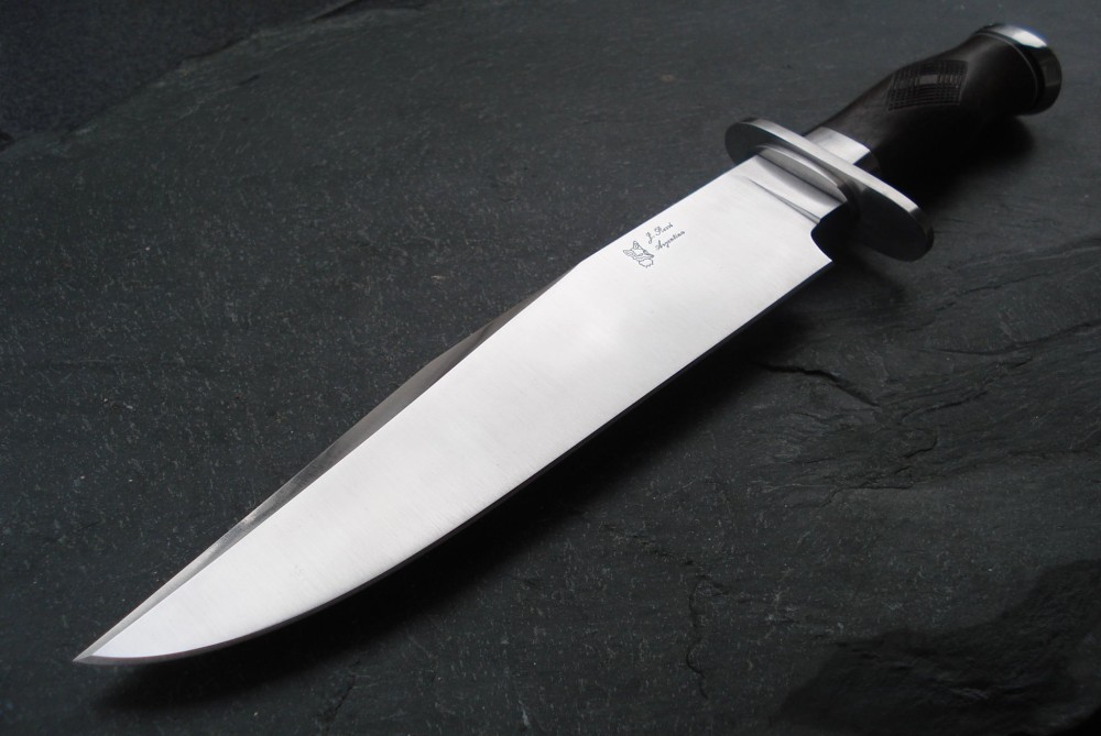 Estaba bajo su cama: Joven española descubrió a ladrón armado al despertarse de madrugada