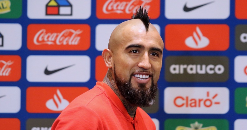 Arturo Vidal compartió foto en compañía de Anuel AA y Karol G: seguidores alucinaron