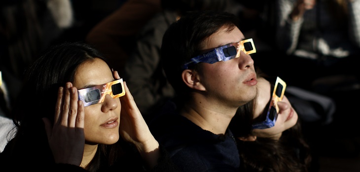 No escucharon recomendaciones: reportan primeros casos de daño por mirar el eclipse sin protección