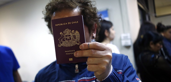 Pasaporte chileno entre los 'top' del mundo: puedes ingresar a 174 países sin una visa