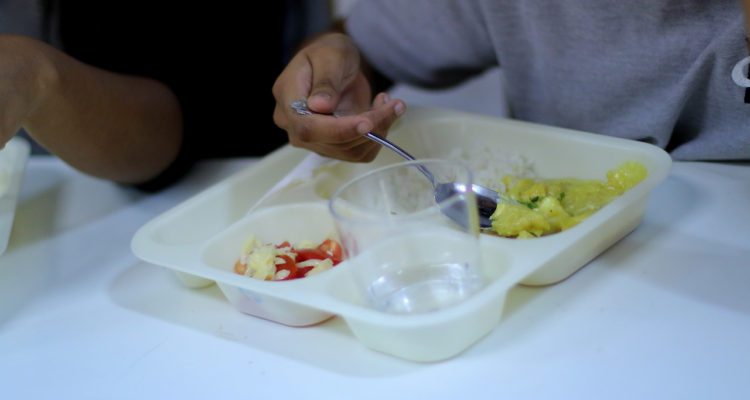 Junaeb responde ante falencias sanitarias en alimentos para escolares: aseguran cumplir la normativas
