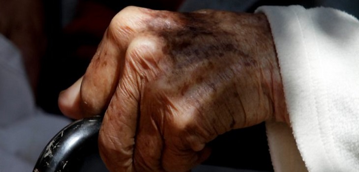 Mujer de 92 años muere tras caer desde montacarga en hogar de ancianos clandestino en Las Condes