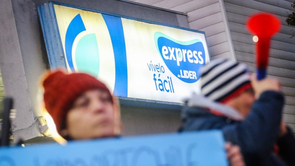 Trabajadores de Líder iniciaron huelga tras rechazar propuesta de Walmart: exigen mejoras salariales