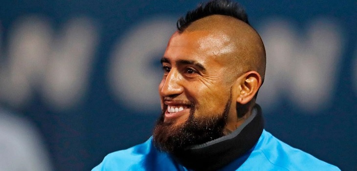 Escultor crea impresionante figura de cera del 'King' Arturo: se parece hasta en la barba y tatuajes