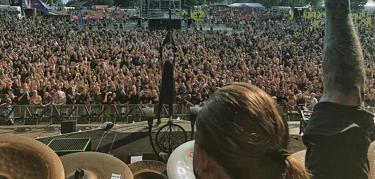 Pareja fue captada teniendo sexo en pleno concierto de metal: la misma banda los grabó