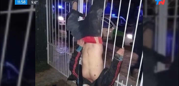 Ladrón intentó entrar a robar a una casa y quedó colgando de la reja: tuvo que pedir ayuda a gritos
