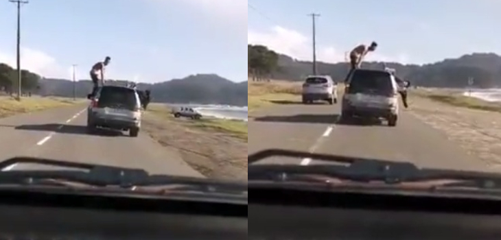 Registran a dos jóvenes haciendo arriesgadas contorsiones arriba de un auto en movimiento en Hualpén