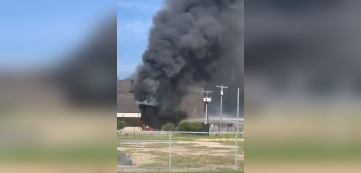 Tragedia en Texas: avión se estrelló contra un hangar y dejó a personas 10 fallecidas