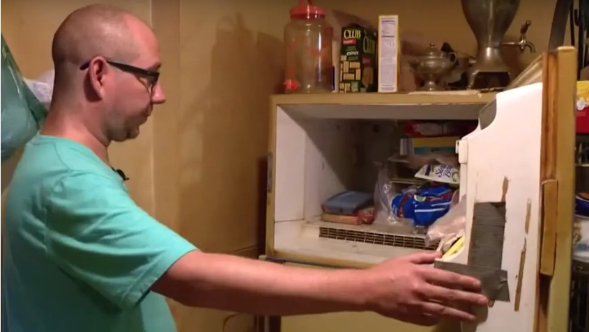 Hombre encontró el cadáver momificado de un bebé en el refrigerador de su mamá: sería su hermana