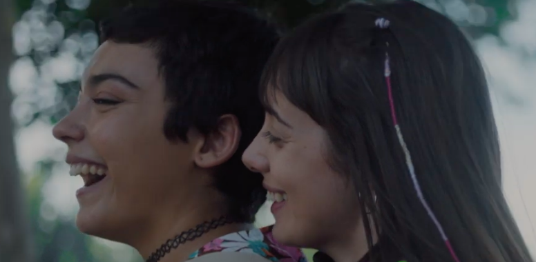 Fiel a su estilo: Javiera Mena estrenó su versión de 