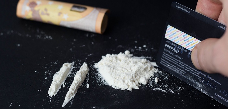 Hombre intentó ingresar a España con medio kilo de cocaína bajo su peluca: fue descubierto