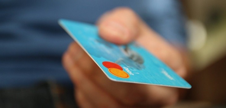 Mujer fue arrestada por dejar millonaria propina en EEUU con tarjeta de su novio: quería vengarse