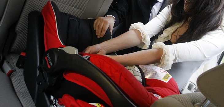 El peligro de no quitarle la parka al bebé antes de colocarlo en su silla para autos