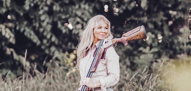 Mujer británica que caza animales para alimentar a su familia genera polémica en redes sociales