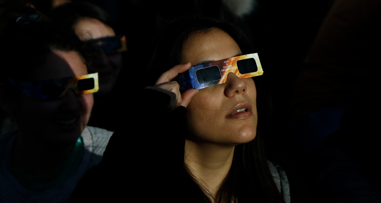 ¿Preocupado por la salud de tus ojos tras el eclipse? Oftalmólogo explica cómo saber si resultaron dañados