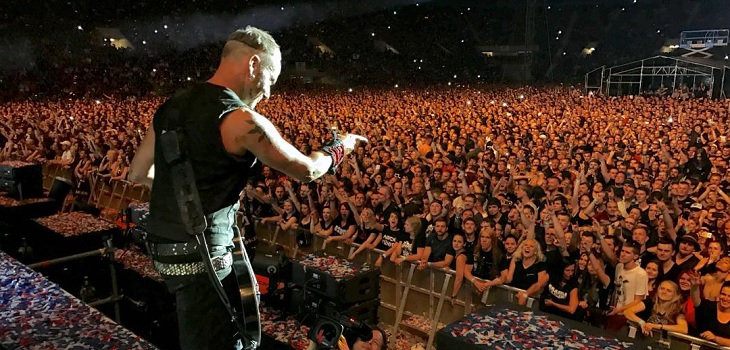 Miembros de la banda Rammstein se besan durante concierto en Moscú en protesta por leyes anti LGBTI