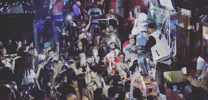 Ciudad española prohíbe escuchar reguetón en festividad local: multas bordean los 500 mil pesos