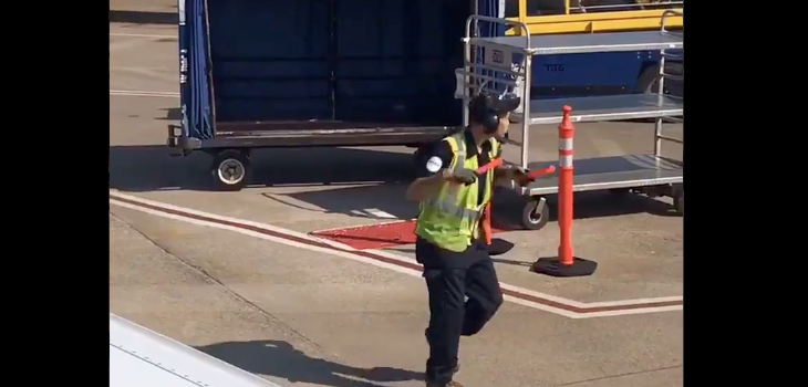 Pura alegría: pasajera grabó a trabajador de aerolínea protagonizando divertido baile