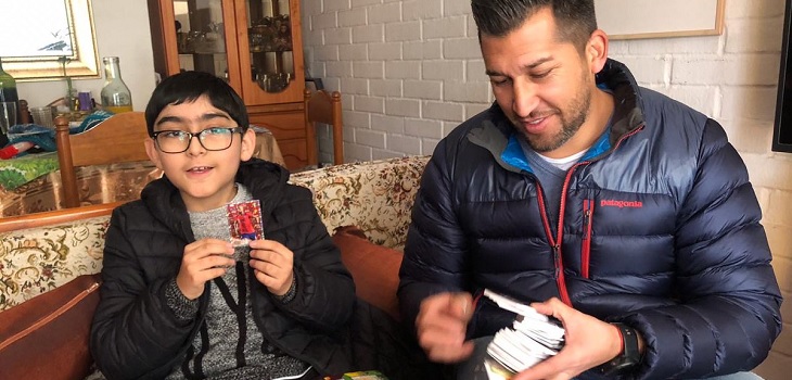 Ex futbolista ayudó a niño a completar álbum: tuiteros destacaron su gran parecido con Pablito Ruiz