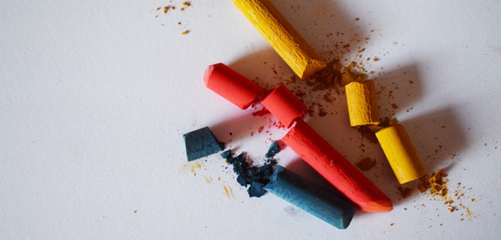 'Pica': el raro trastorno que hace sentir antojos de comer tierra, tiza o carbón (y más)