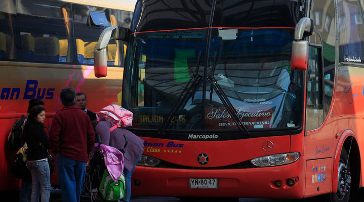 Auxiliar de bus es acusado de abusar sexualmente de pasajeras en pleno viaje: fue detenido en Temuco