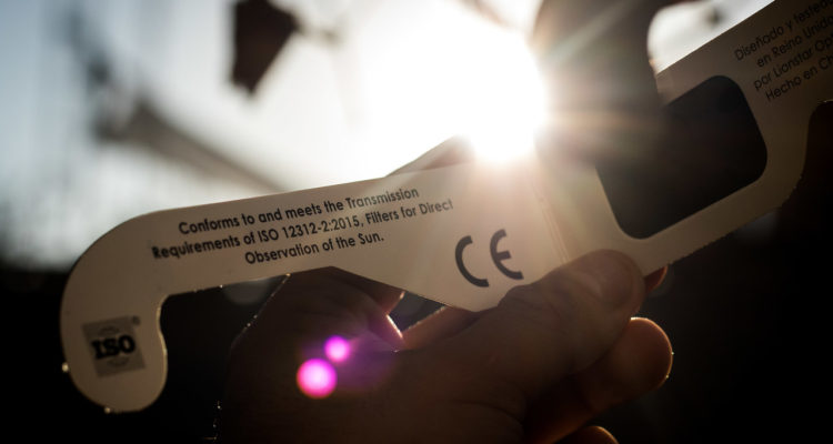 Caos en Maipú por lentes para ver eclipse solar: los entregaron solo minutos antes del fenómeno