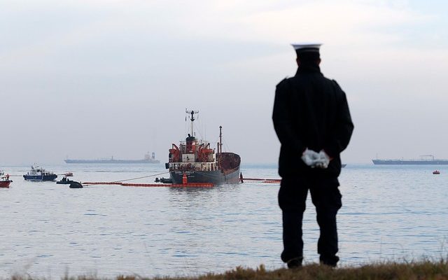 Contaminación: derraman 40 mil litros de petróleo en terminal de Isla Guarello en Magallanes