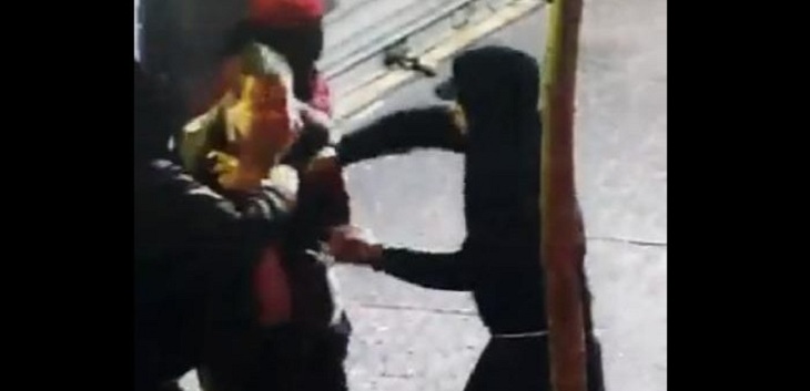 Turistas españoles sufren brutal robo con agresión en Santiago centro: cámaras captaron el momento