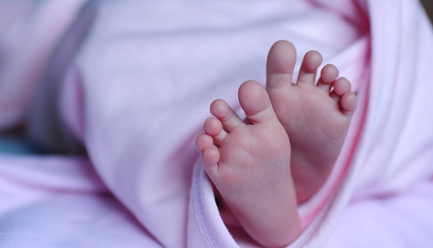 “Broma” terminó en tragedia: bebé de un mes murió luego que su abuelo le diera un sorbo de vino