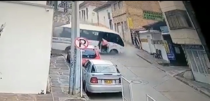 Salvó de milagro: chofer salió disparado de bus sin frenos tras descontrolada maniobra en Colombia