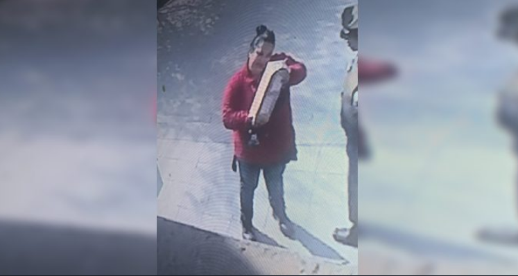 Funcionaria de correos con artefacto en la mano