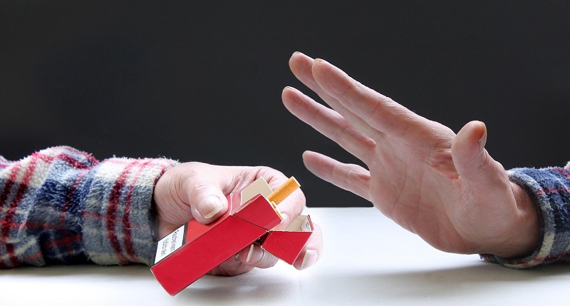 Hombre que sufrió amputación tras un tiroteo encontró la foto de su pierna en cajetilla de cigarros