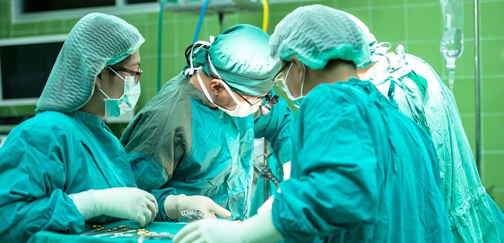 Mujer india cayó sobre olla a presión y la tapa quedó incrustada en su cráneo: fue operada con éxito