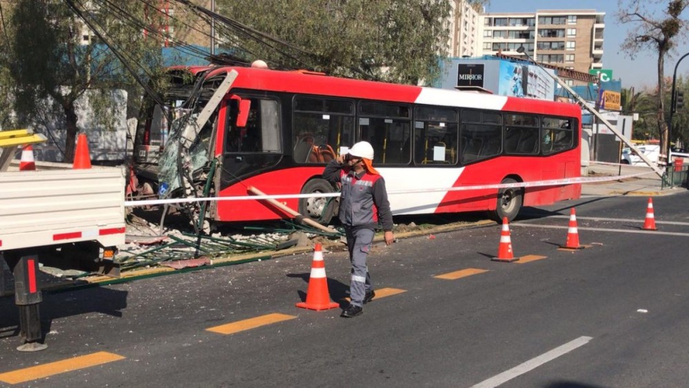 Registran momento en que mujer fue atropellada luego que conductor impactara a bus en Las Condes