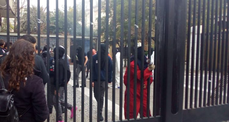 Encapuchado fue alcanzado por llamas de una molotov en medio de incidentes en el Instituto Nacional