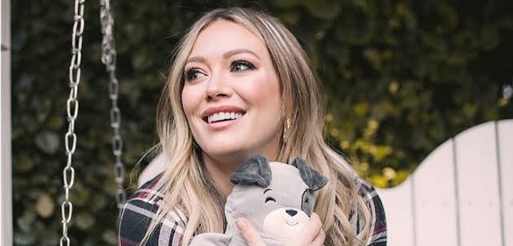 Hilary Duff compartió foto de su bebé con aros y recibió duras críticas: ¿qué dicen los expertos?