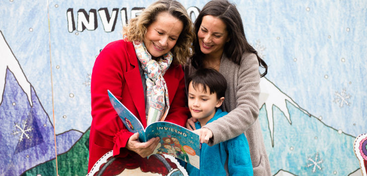 Eli de Caso y Pedro Engel se lucieron como abuelos en evento: leyeron cuentos y jugaron con nietos