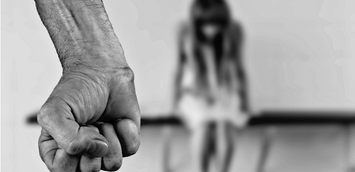 Violó a su hija durante 12 años y la embarazó tres veces: insólito error podría dejarlo libre