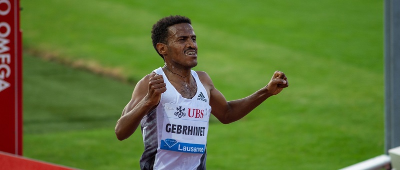 Fallida carrera de atleta se volvió viral: iba primero, celebró antes de tiempo y terminó décimo