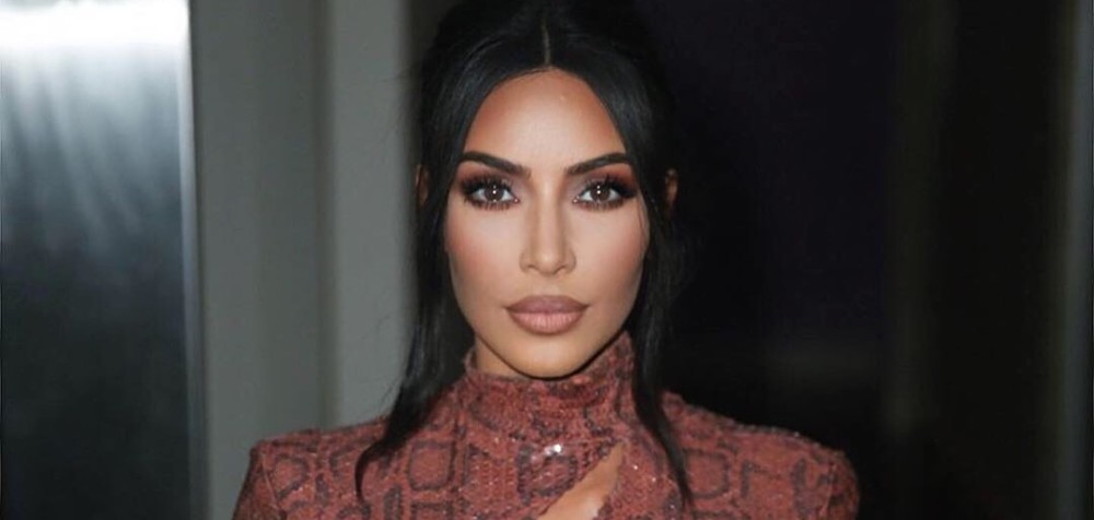 Kim Kardashian causa polémica por video de Chicago con serpiente en el cuello